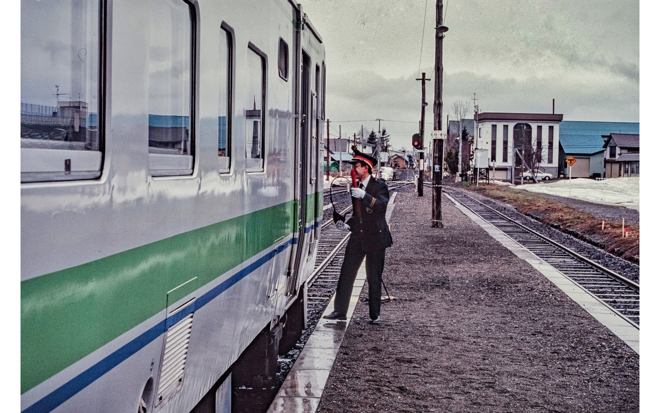 1994年4月、石狩月形駅でスタフの受渡しを行なう駅員。このシーンは永遠に見納めとなった。
