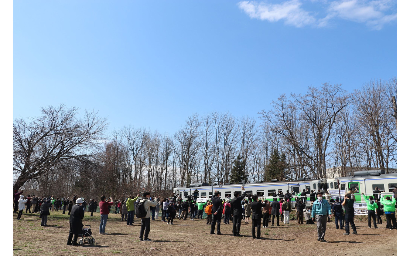 4月17日、新十津川発最後の列車を見送る人々。