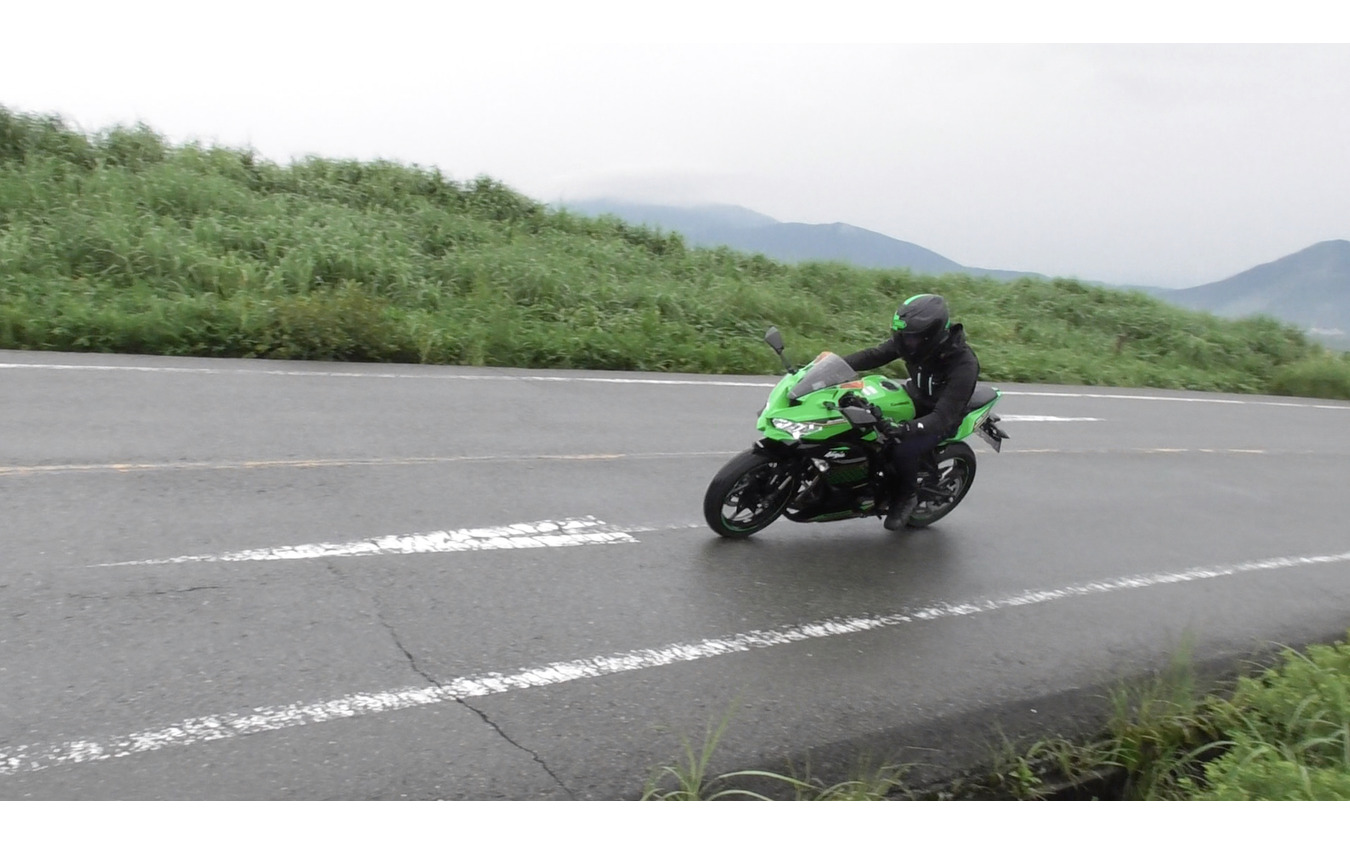 カワサキ ZX-25R 試乗】18,000回転まで官能的な4発サウンドと カワサキ ZX-25R 試乗】18,000回転まで官能的な4発サウンドと