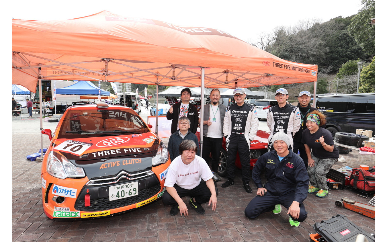 THREE FIVE MOTORSPORTのメンバーと福永修さん（右手前）