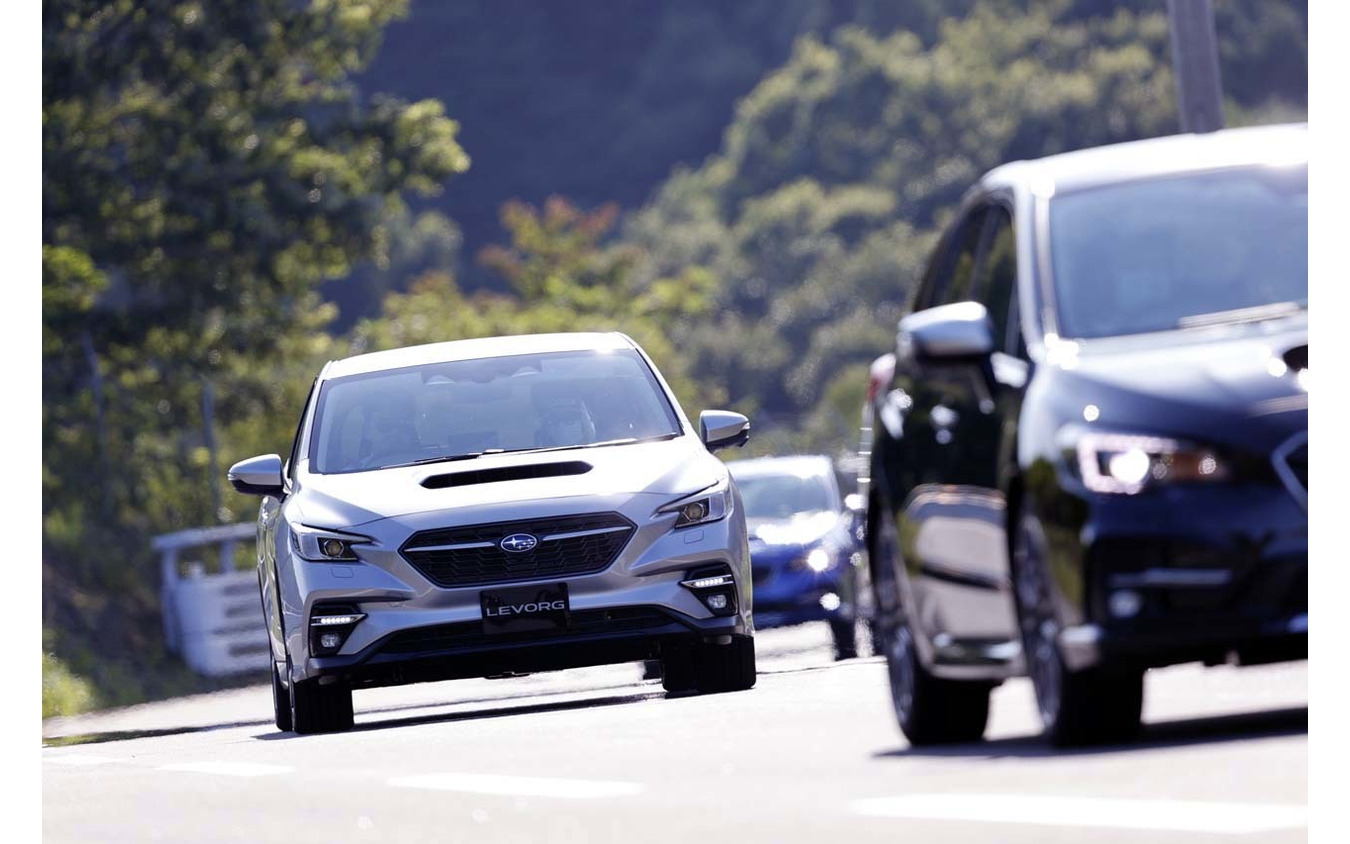 オプション装備される「渋滞時ハンズオフアシスト」でテストコース内走行する新型レヴォーグのプロトタイプ