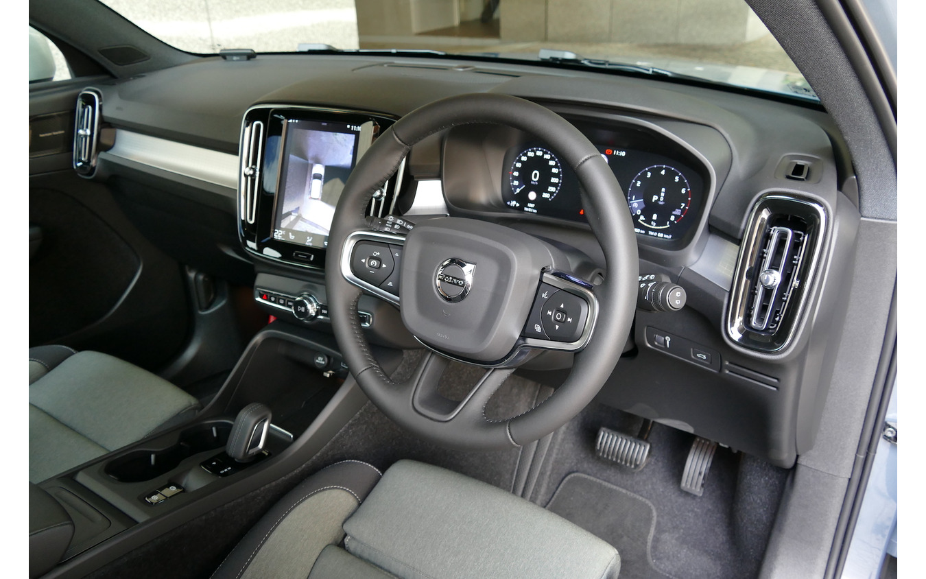 ボルボ XC40 B4 MOMENTUM