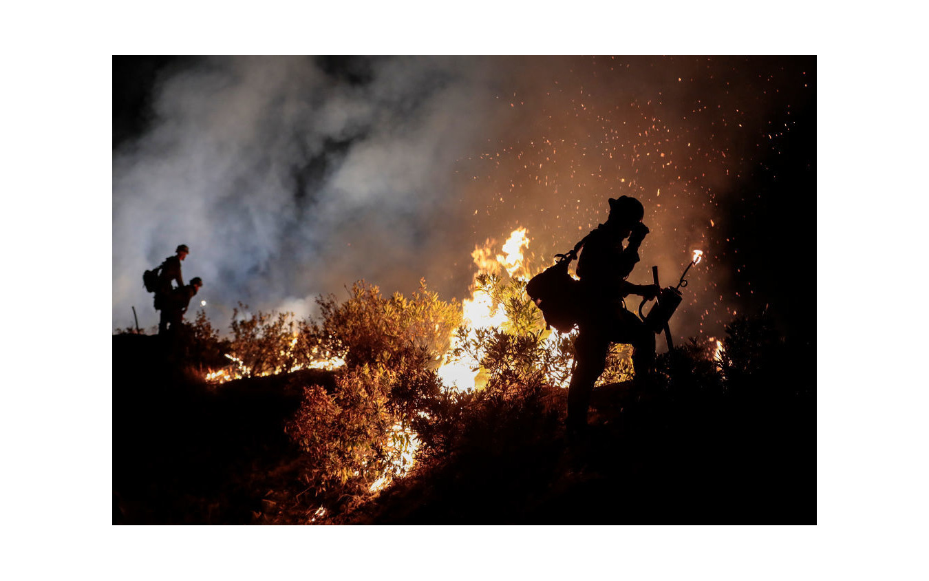 米カリフォルニア州で山火事の消火にあたる消防隊（9月22日）