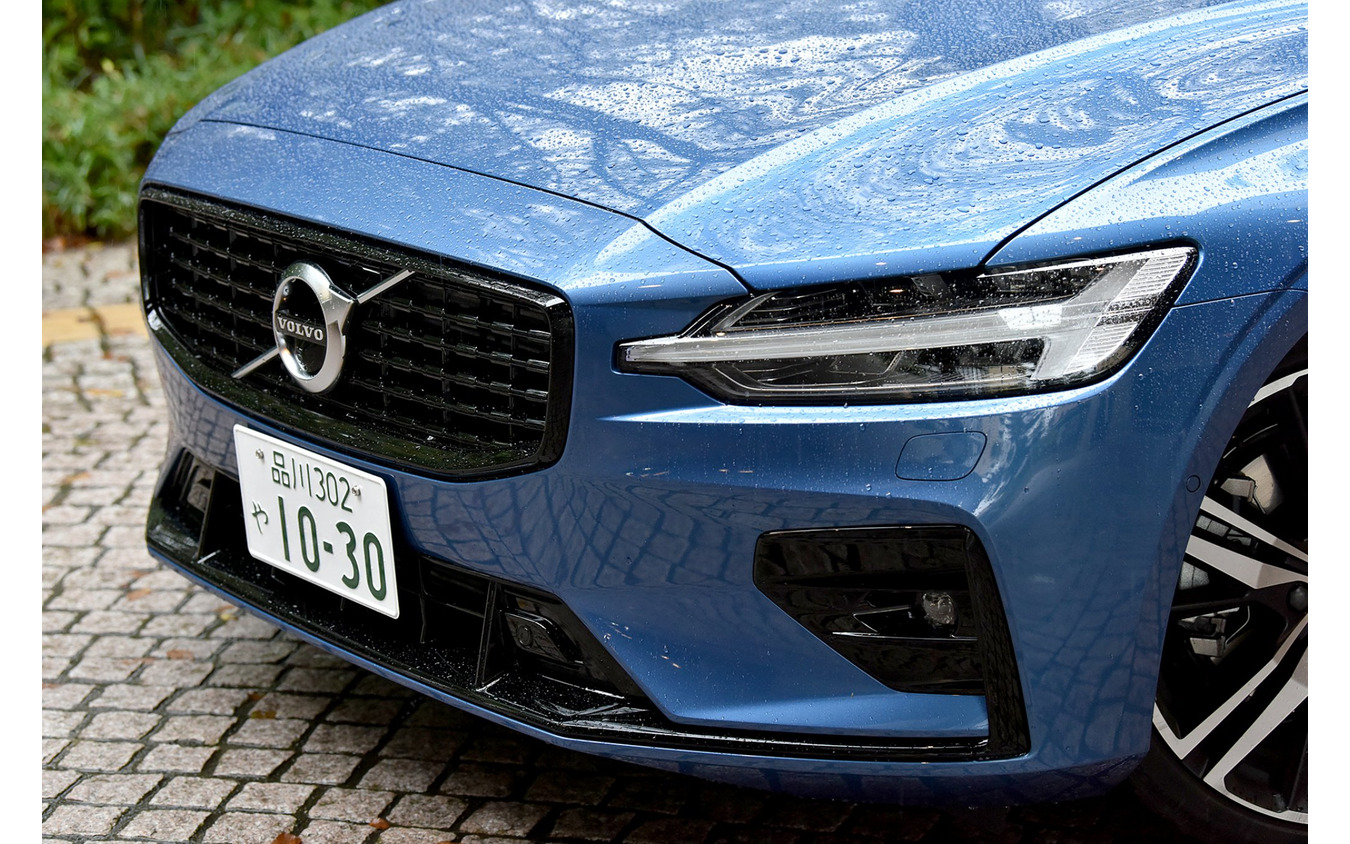 ボルボ V60 B5 Rデザイン 新型試乗】MHEVに新味、これぞ今どきスポーツワゴンのお手本…南陽一浩 ボルボ S60 V60 XC60 Rデザイン専用カタログ
