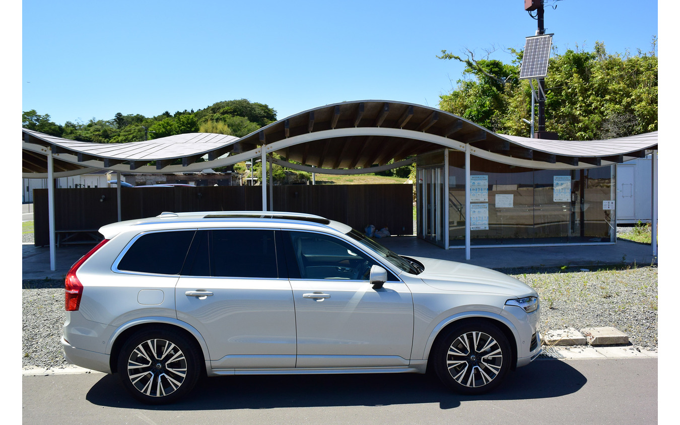 ボルボ XC90 B5 モメンタムのサイドビュー。3列シートSUVは3列目が狭いケースが多いが、XC90は大人でも一応きちんと座れるだけのスペースが確保されていた。