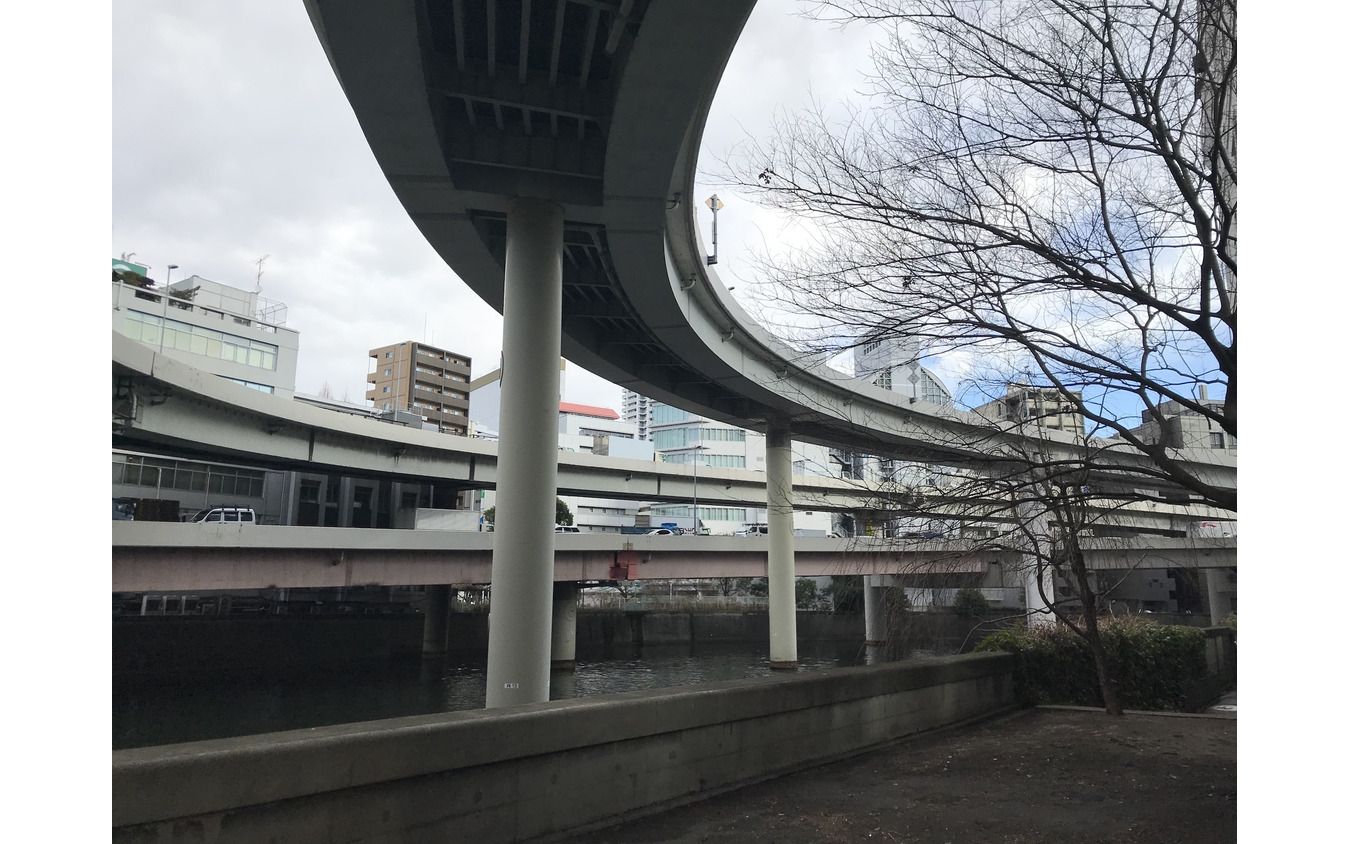 江戸橋JCT。低い位置の高架が都心環状線。この辺がトンネル出入口で、地下区間は左手になる。