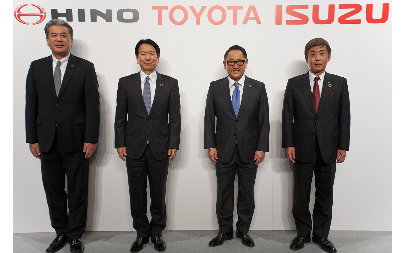 向かって左から：Commercial Japan Partnership Technologiesの中嶋裕樹代表取締役社長、日野自動車の下義生代表取締役社長、トヨタ自動車の豊田章男代表取締役社長、いすゞ自動車の片山正則代表取締役社長