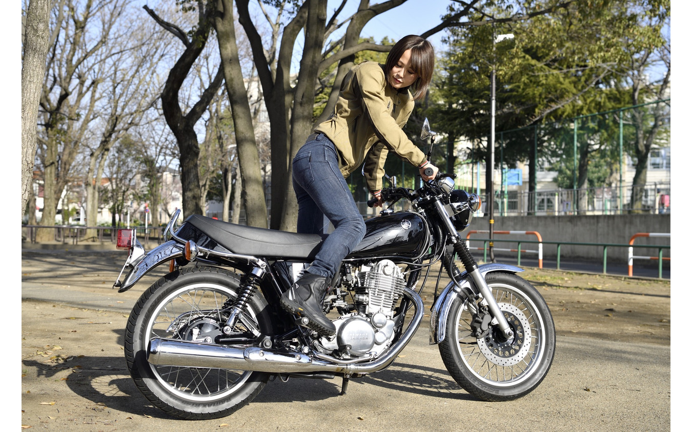 ヤマハ Sr400 試乗 キックスタートは女子には大変 レトロな振動も 楽しい 小鳥遊レイラ レスポンス Response Jp ヤマハ Sr400 試乗 キックスタートは女子には大変 レトロな振動も 楽しい 小鳥遊レイラ レスポンス Response Jp