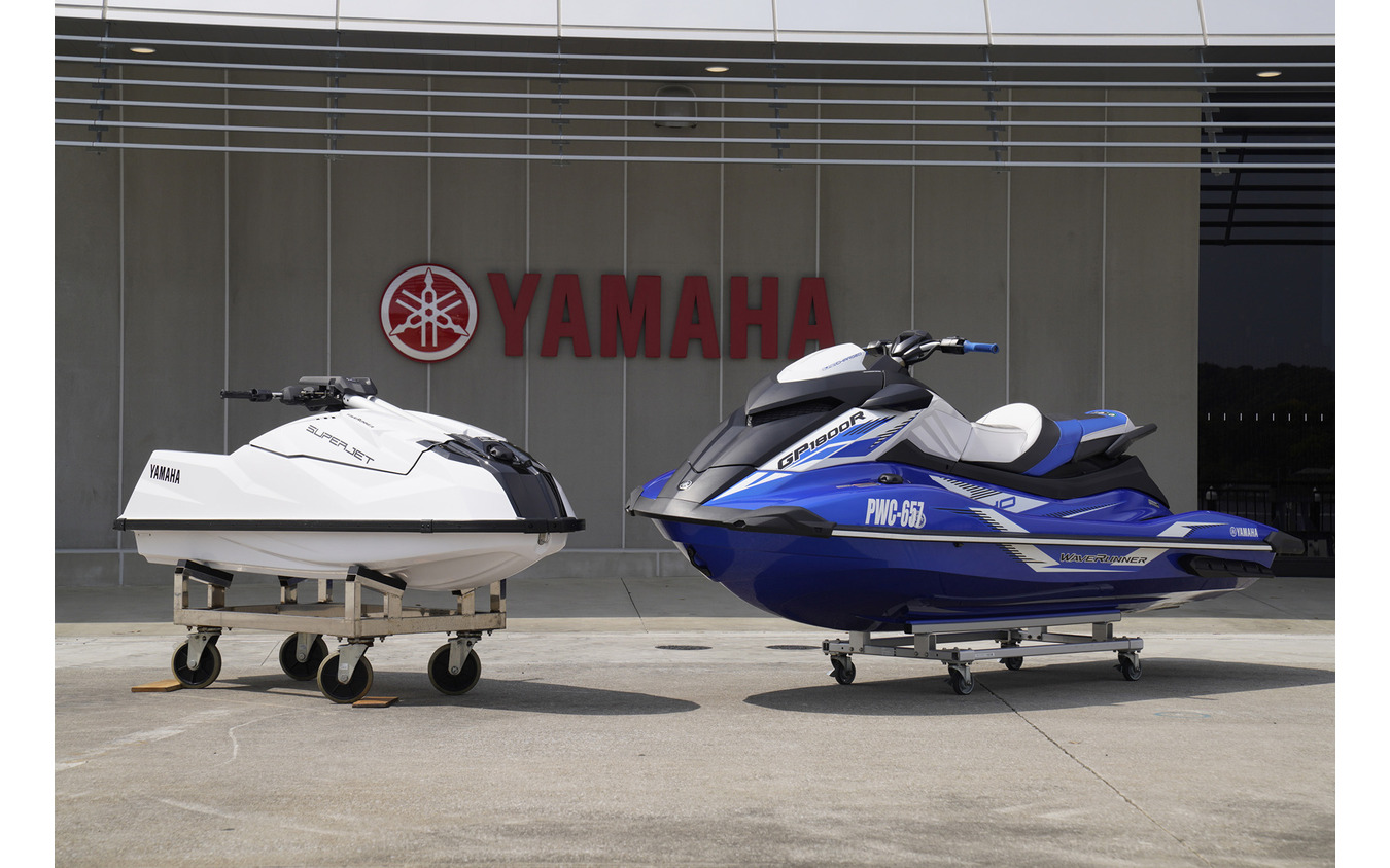 ヤマハの最新モデル『スーパージェット』（左）とGP1800R SVHO