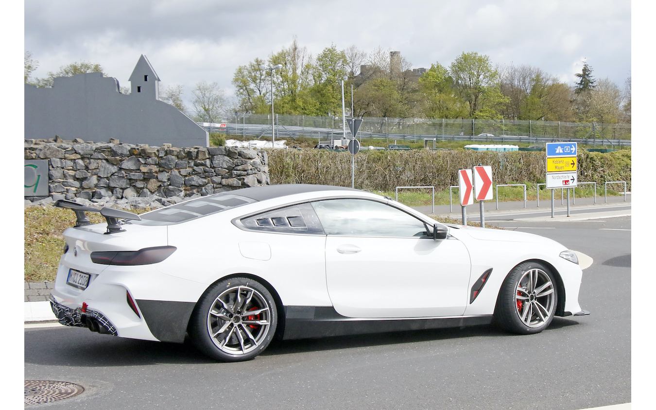 BMW M8をベースとした謎の開発車両（スクープ写真）