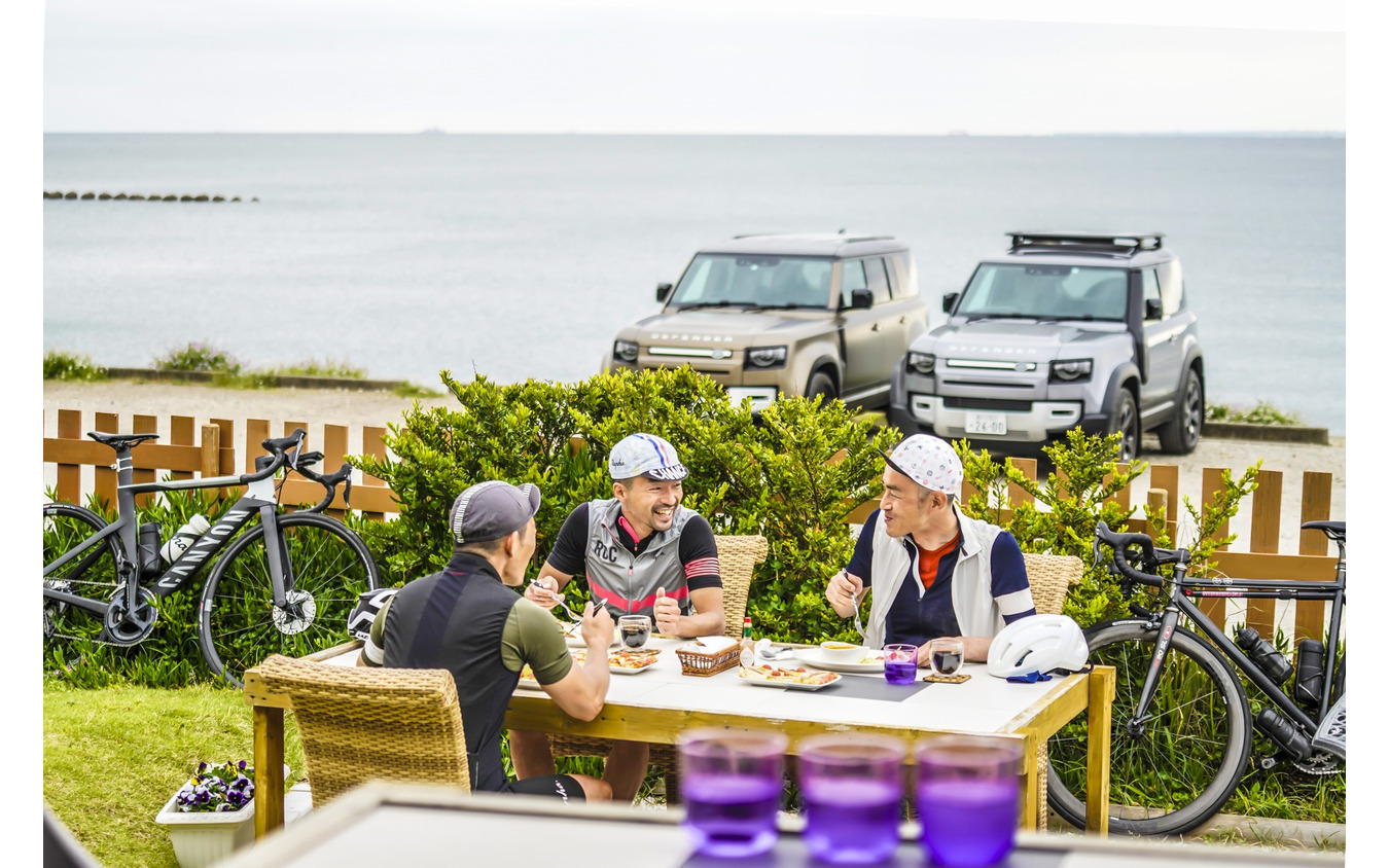 新舞子海水浴場の目の前という絶好のロケーションにあるカフェ「テラス プサラス」でランチ。テラス席なら駐車場に止めた愛車を眺めながら食事を楽しむことも可能だ