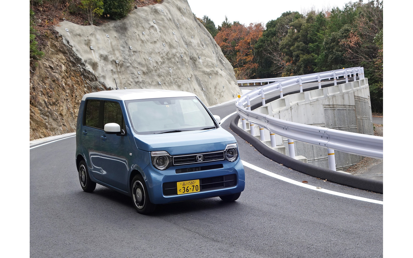 Nワゴンの走りは非常にしっかりしたものだった。ロール時の前サスペンションのジオメトリー変化が小さいとみえて、コーナリングGの強弱で特性がほとんど変化しない。後サスペンションの追従性も優秀。