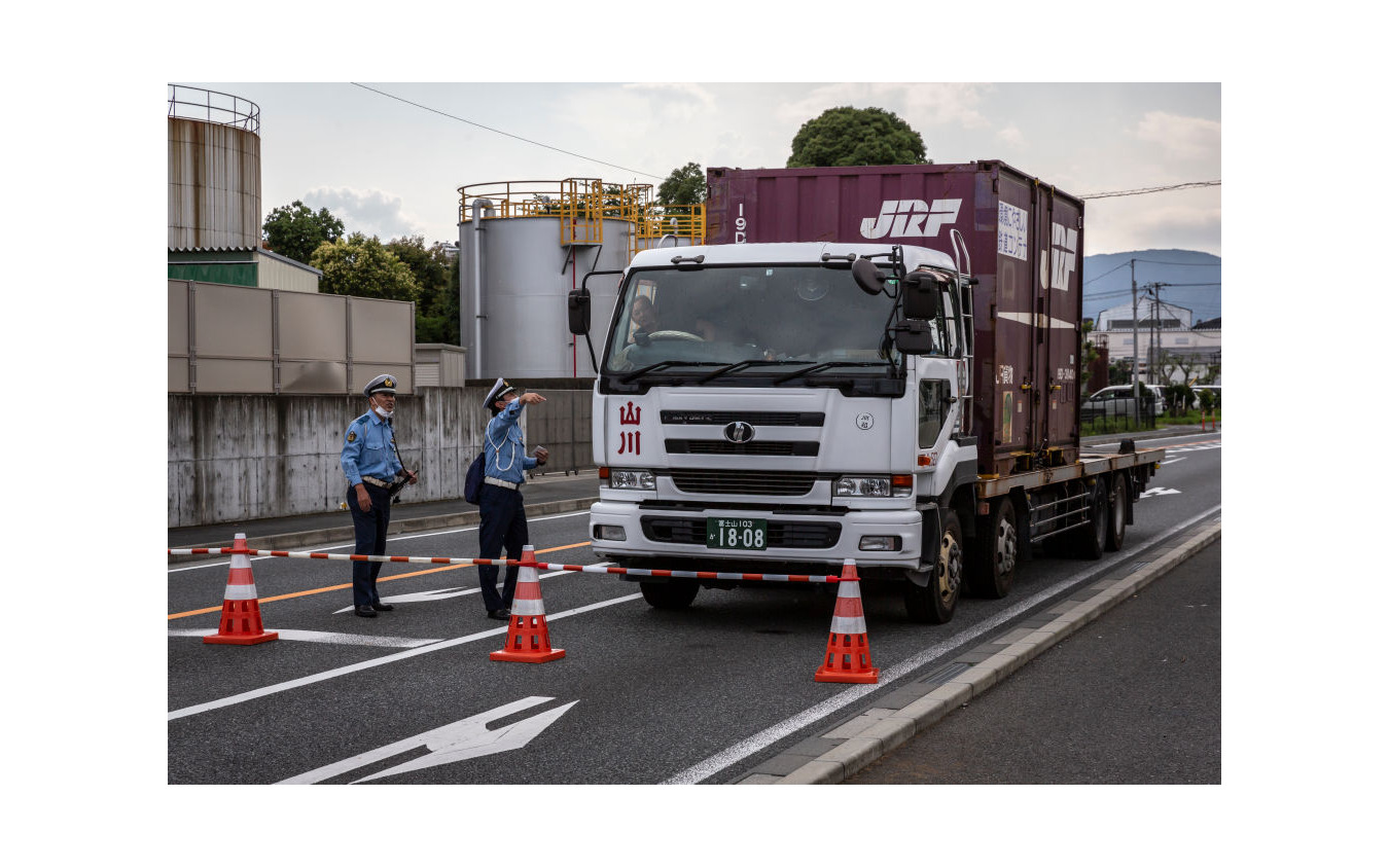 聖火リレーコース付近で迂回を指示されるトラック（6月24日、静岡県内）