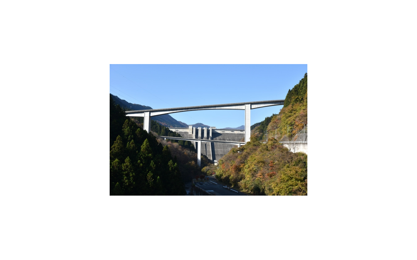 国道140号、滝沢ダム前のループ橋
