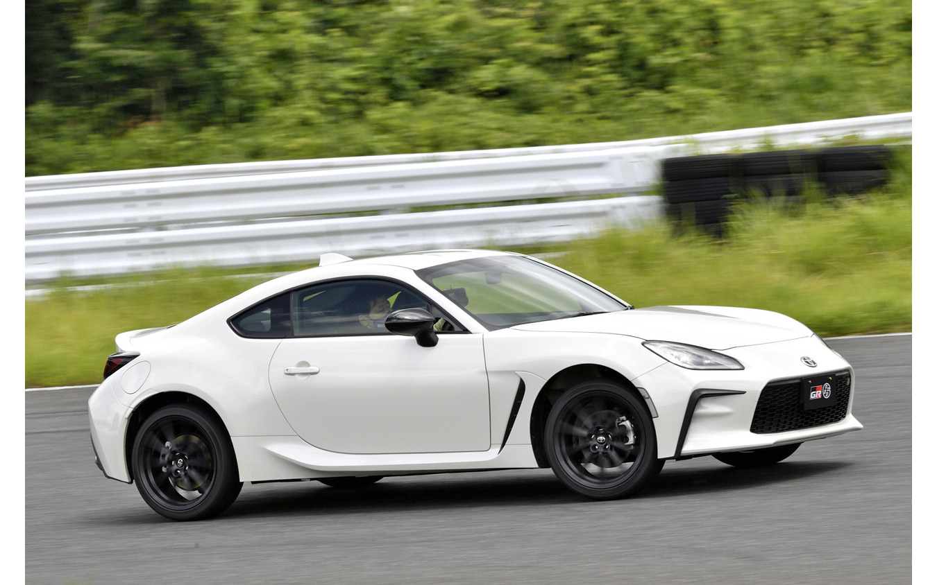 トヨタ Gr 86 スバル Brz 新型試乗 実はbrzの方が速い 新型は走りの個性 明確に 中谷明彦 レスポンス Response Jp トヨタ Gr 86 スバル Brz 新型試乗 実はbrzの方が速い 新型は走りの個性 明確に 中谷明彦 レスポンス Response Jp