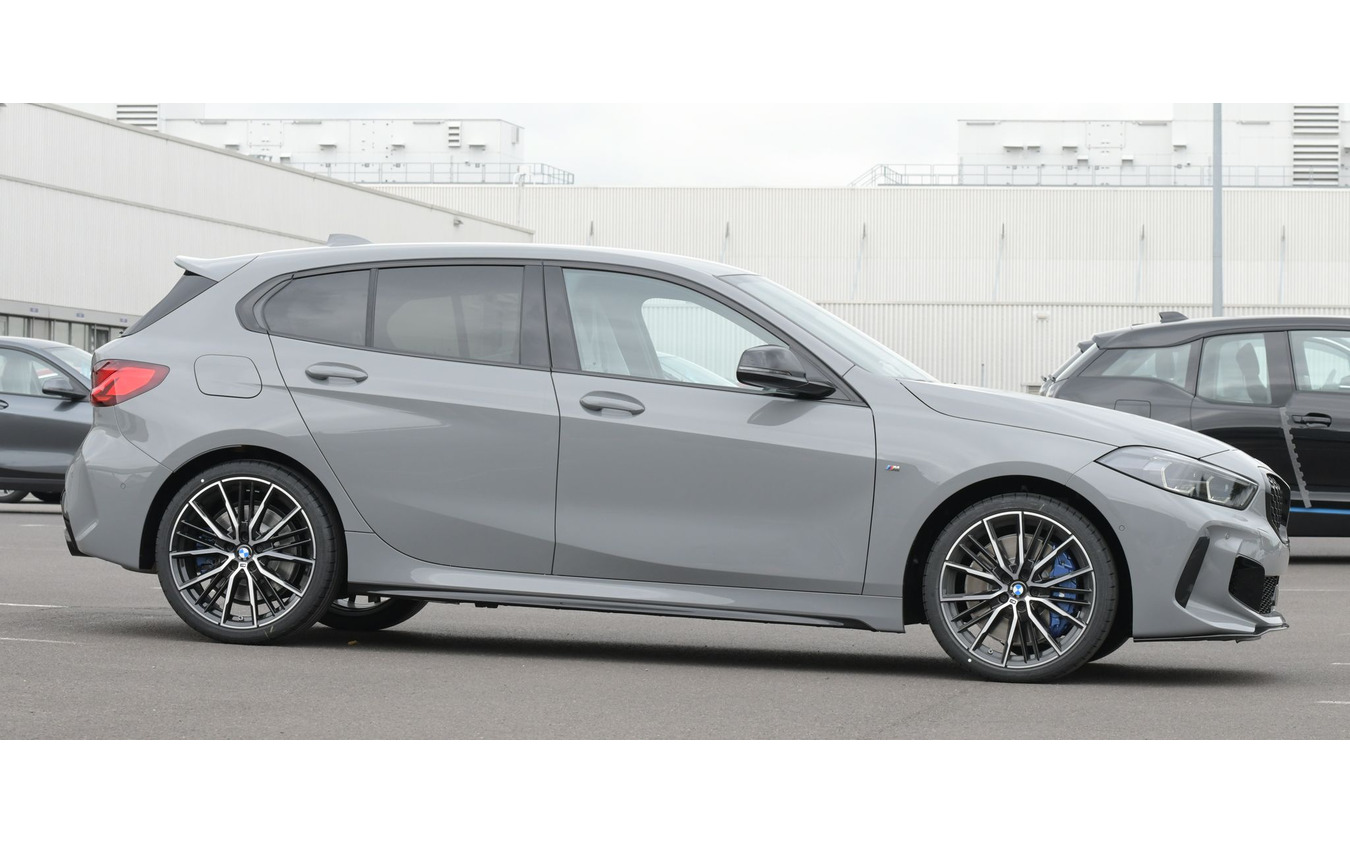 ナルドグレイの「BMWインディビジュアル塗装仕上げ」が施された 1シリーズ