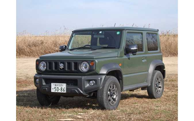 スズキ ジムニーシエラ 1.5 4WD JCのフロントビュー。軽自動車と同じボディなのに小ささをまったく感じさせない力感あふれる装い。