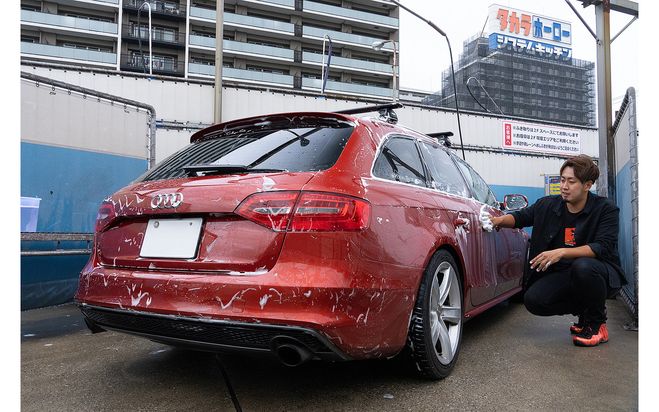 泡が乾かないように手早く洗車を行う土屋さん。その手さばきはかなり手慣れている