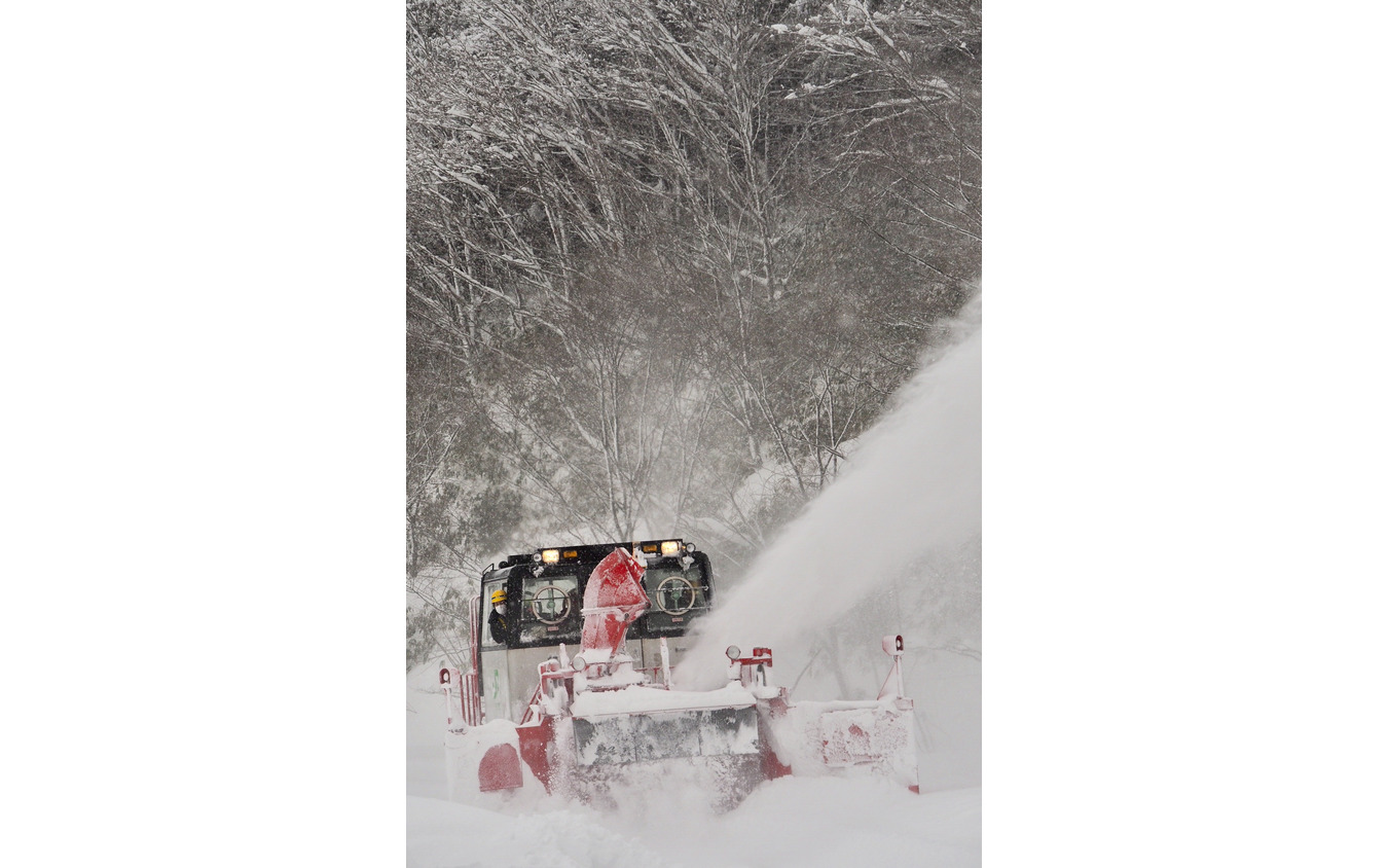 函館本線小沢駅での除雪作業車による除雪作業。函館本線札幌~長万部間には毎冬、定期的にDE15形による除雪列車が運転されているが、駅構内ではこうした小回りが効く作業車が活躍している。2018年1月6日。