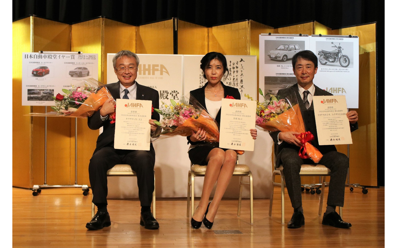 向かって左からカワサキモータース代表取締役社長の伊藤浩氏、日産自動車グローバルエクスターナル広報部主担の新倉道代氏、トヨタ社会貢献推進部部長でトヨタ博物館館長の布垣直昭氏
