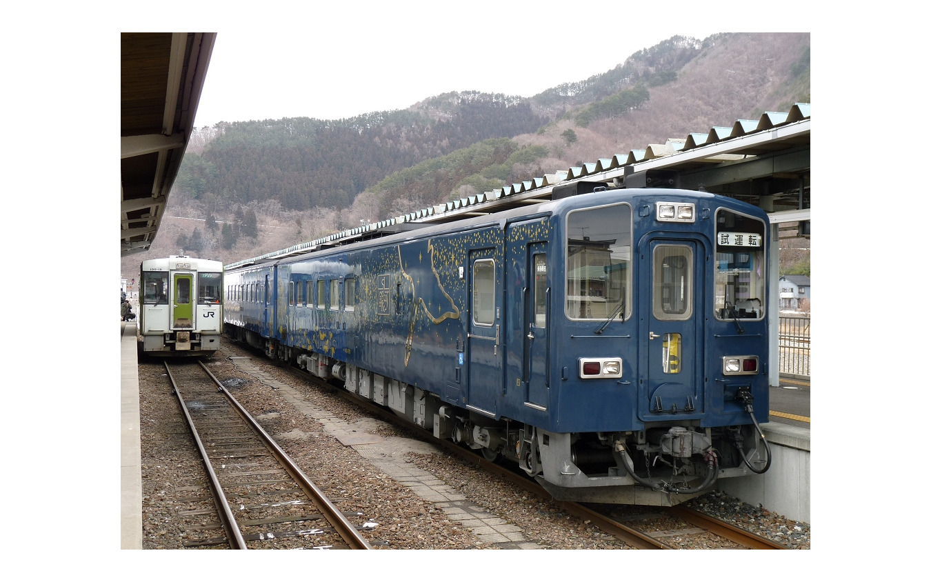 盛岡車両センターに配置されている『SL銀河』用キハ141系気動車。C58との協調運転が可能で、気動車がSLを引くシーンも見られた。