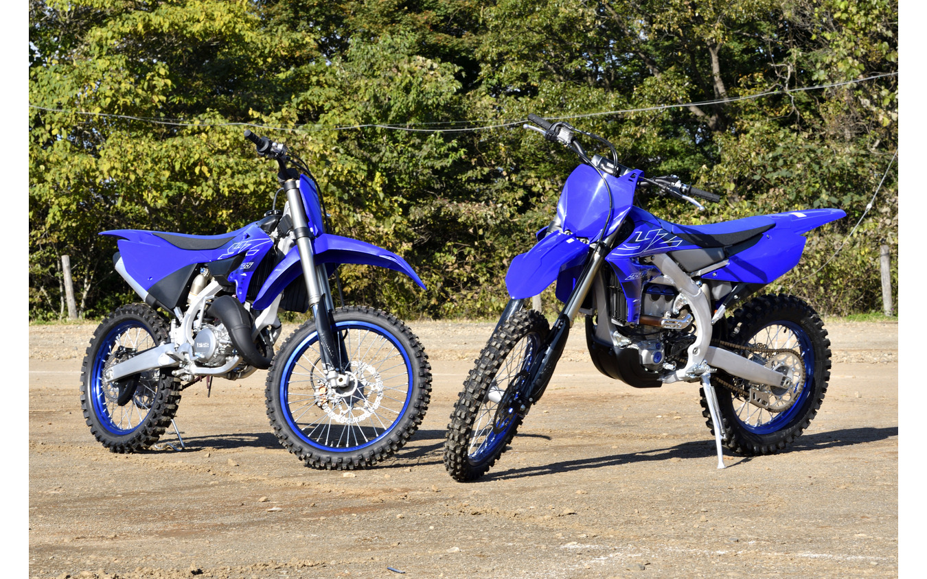 ヤマハ YZ125(左)とYZ250(右)