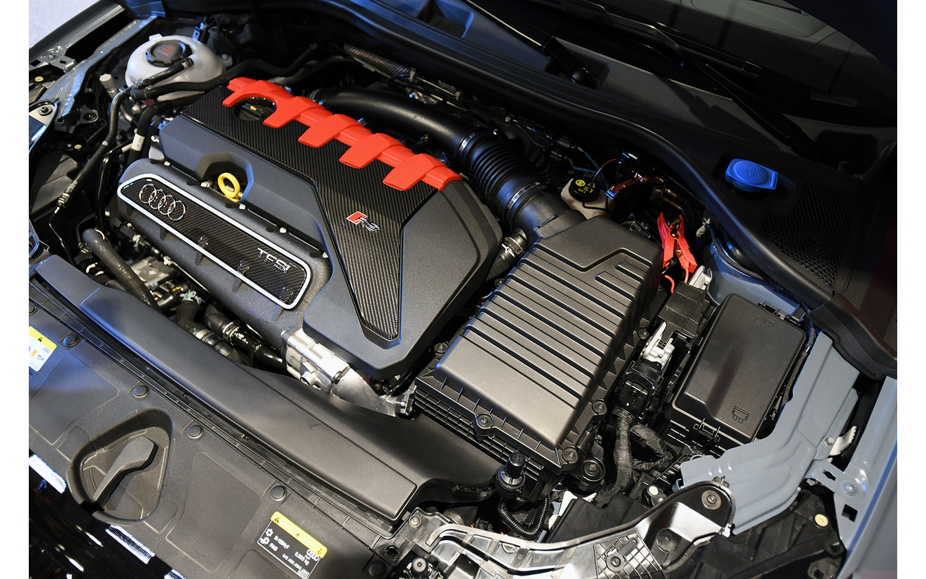 アウディ新型RS 3 スポーツバック　オールアルミ製となる2.5リッター直列5気筒TFSIガソリン直噴ターボエンジン。最高出力400ps、最大トルクは500Nmを発揮。
