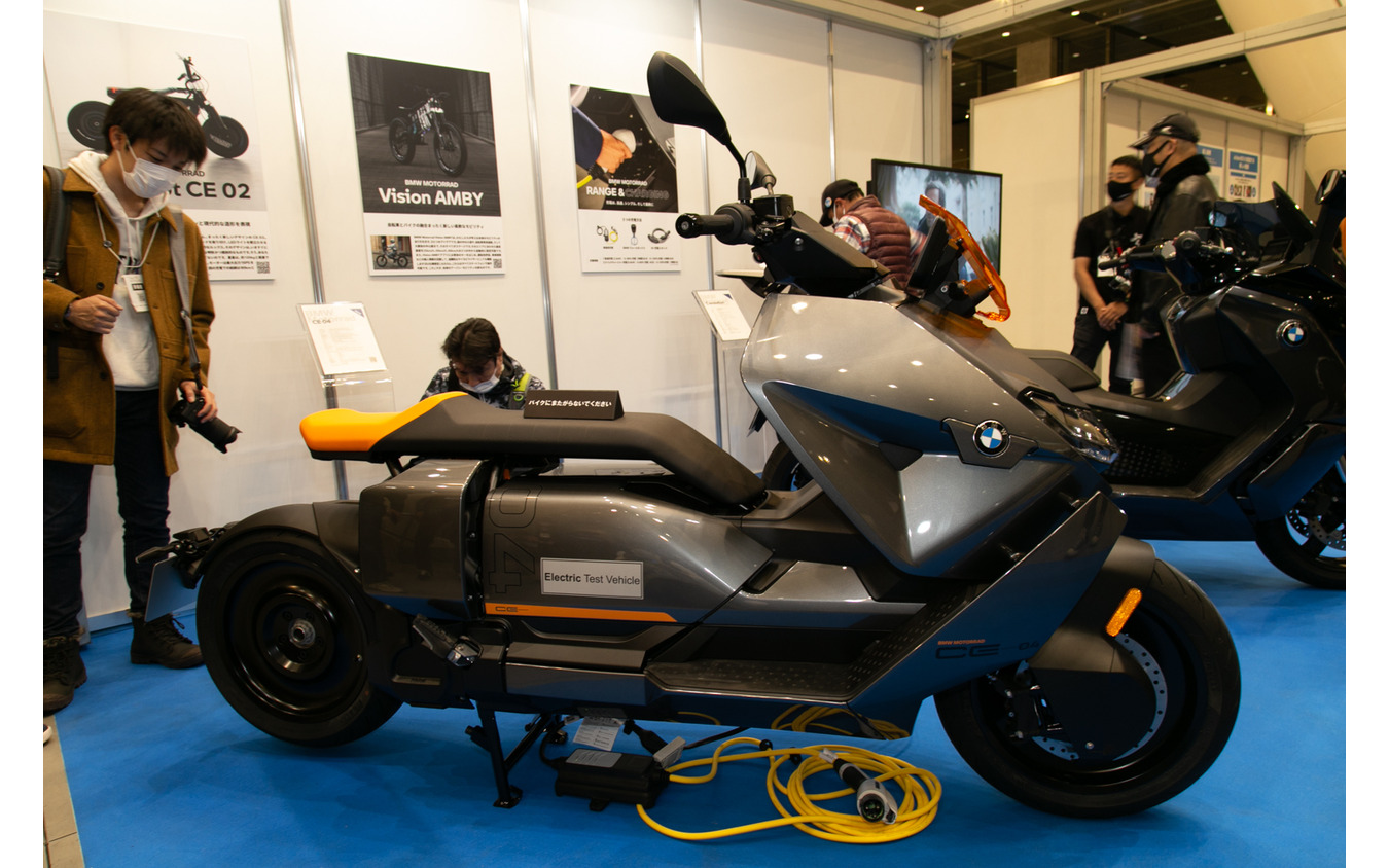 BMW、最新機種『CE 04』を展示…EVバイクコレクション2021