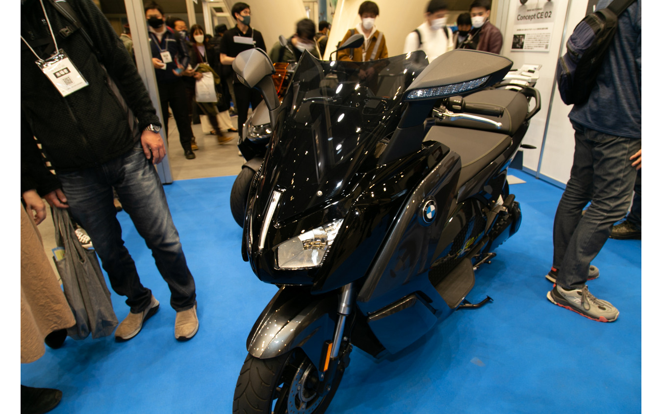 BMW、最新機種『CE 04』を展示…EVバイクコレクション2021