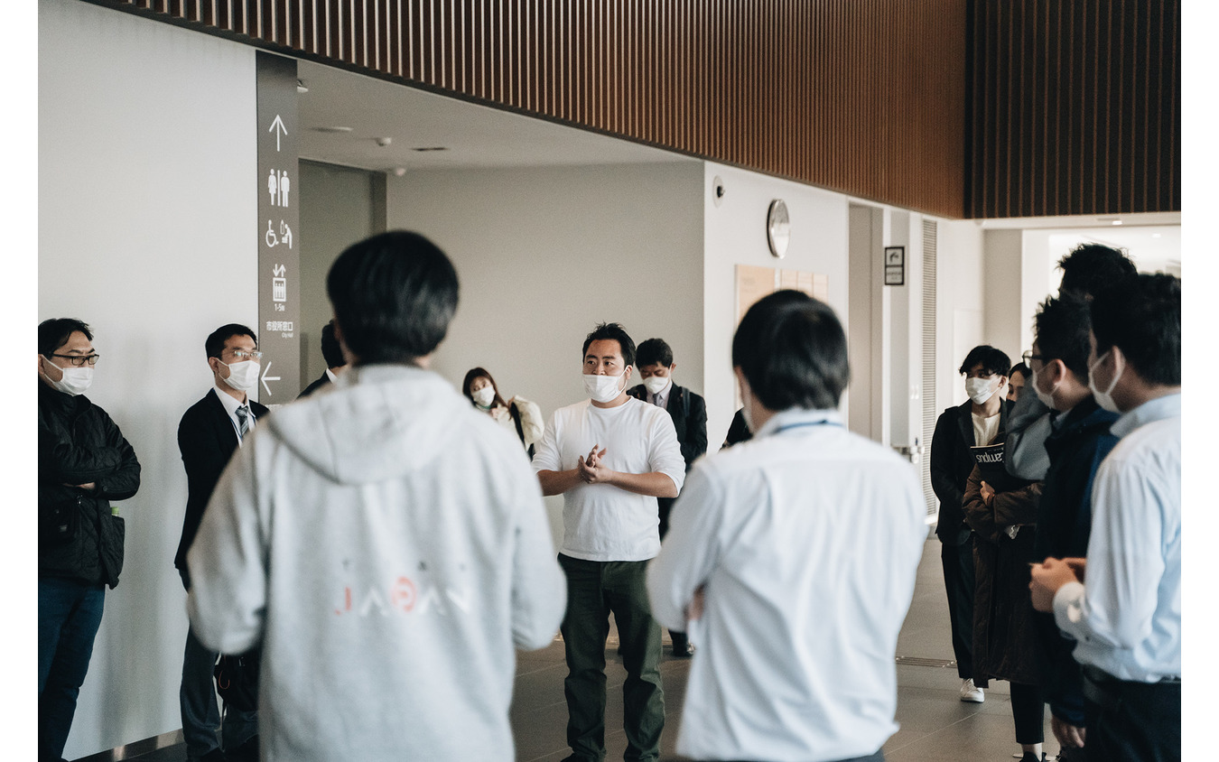 千曲市役所で説明するふろしきや田村氏