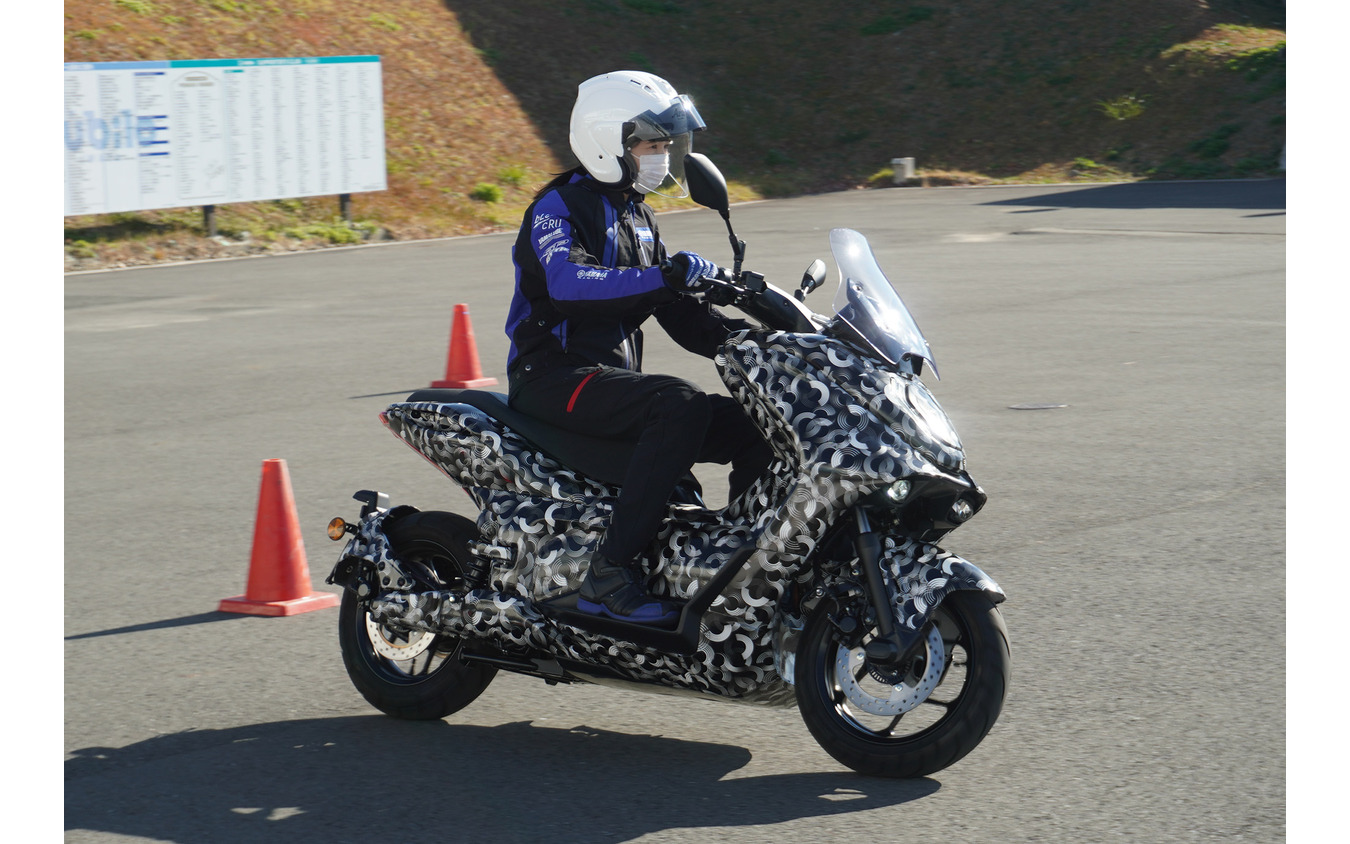 ヤマハが15日に初公開した125ccクラスのEV開発車両