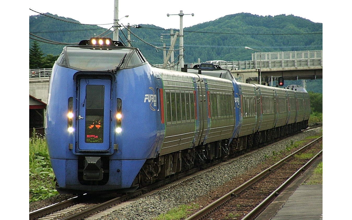 『おおぞら』全列車が『スーパーおおぞら』化してまもない頃のキハ283系。当時は基本編成が6両で、多客時に2両を増結するパターンが定番だった。2001年7月20日。