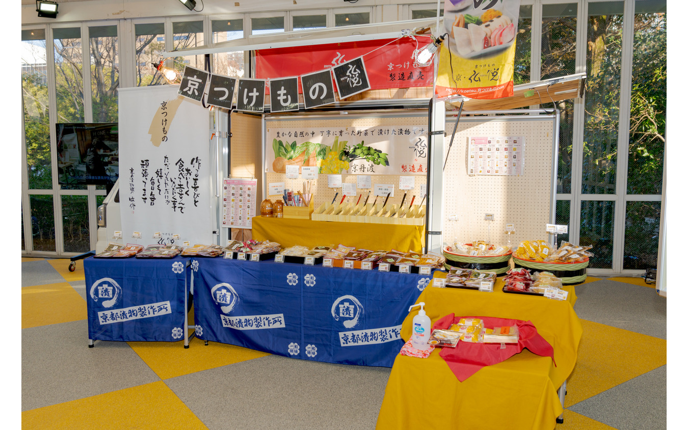 実際にはこのように展開した荷箱にお店の看板やのれんなど、装飾して目立たせれば簡易店舗がすぐにオープンできる。