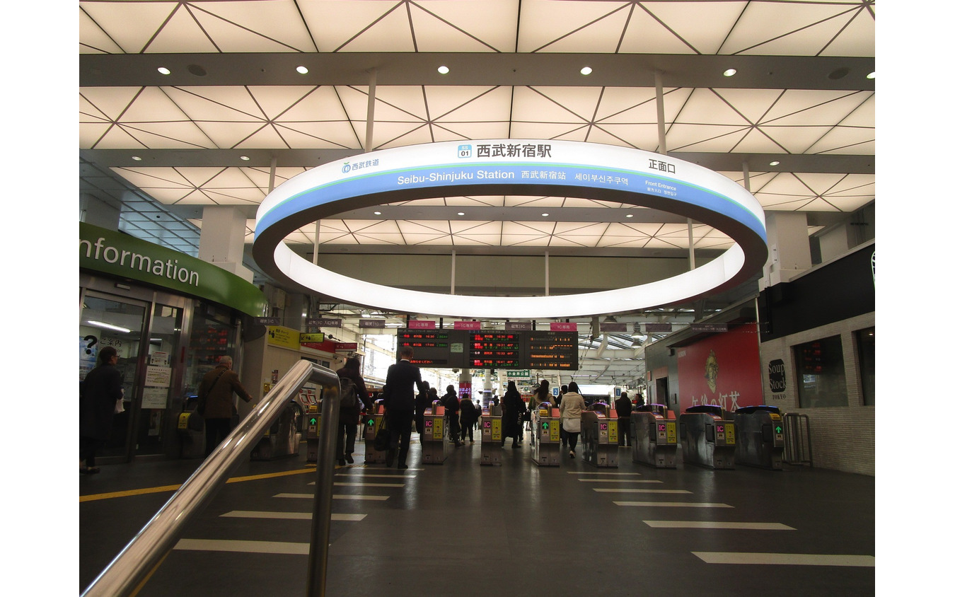 新宿線の起点・西武新宿駅の改札。平日朝は同駅7・8時台着の優等電車が最大3分短縮されるが、8・9時台着の各駅停車が2本減便される。また、平日19時以降発では優等電車3本、各駅停車1本が減便される。土休日は17~19時台発の各駅停車が毎時2本減便される。