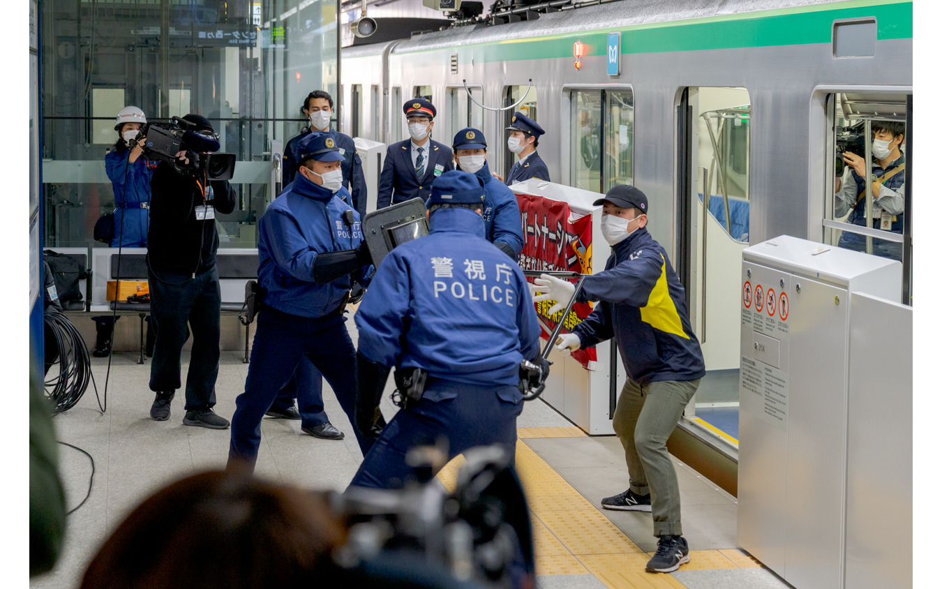 不審者と警察が対峙。