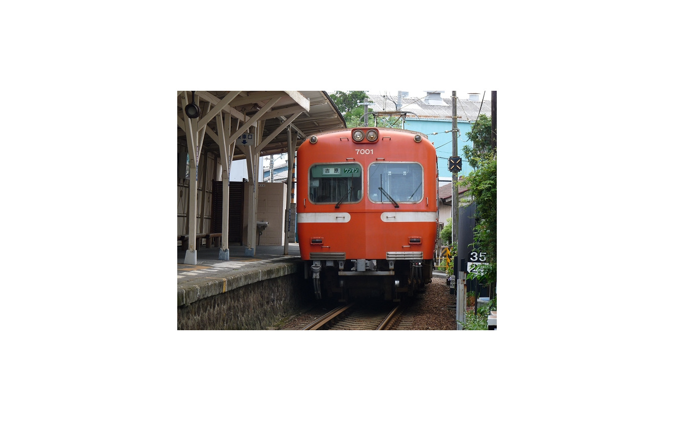 1996年から導入された元京王電鉄3000系の岳南電車7000形。12月31日までは7001号を使用した7000形25周年記念列車を連日運行。2022年1月以降は不定期運行となる。