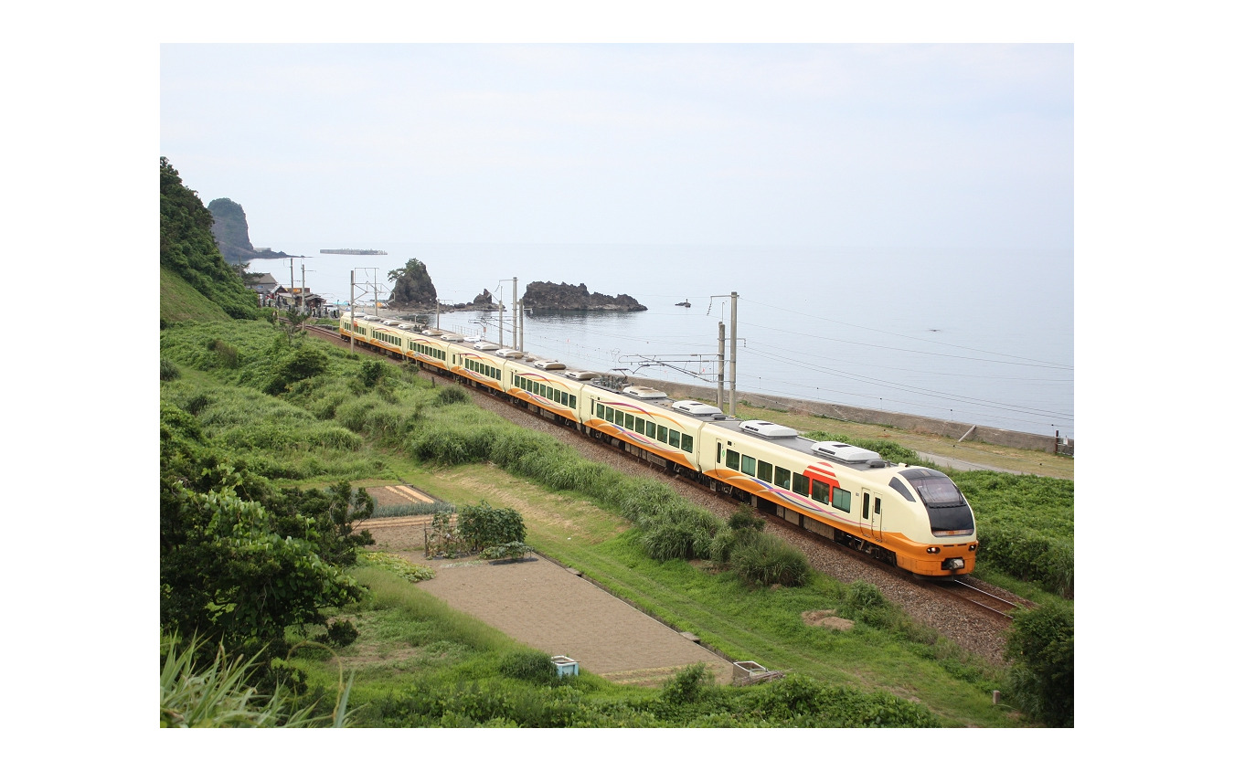 羽越本線を走るE653系1000番台の特急『いなほ』。12月25・26日は合わせて10本が全区間運休する。