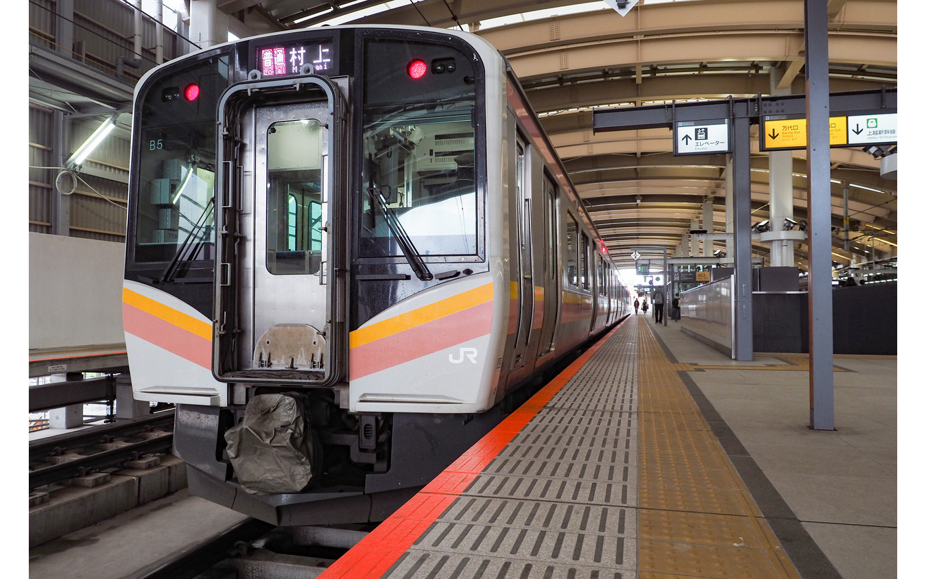 白新線のE129系普通列車。同線では12月25・26日に減便などの影響が出る。2020年1月1日、白新線新潟。
