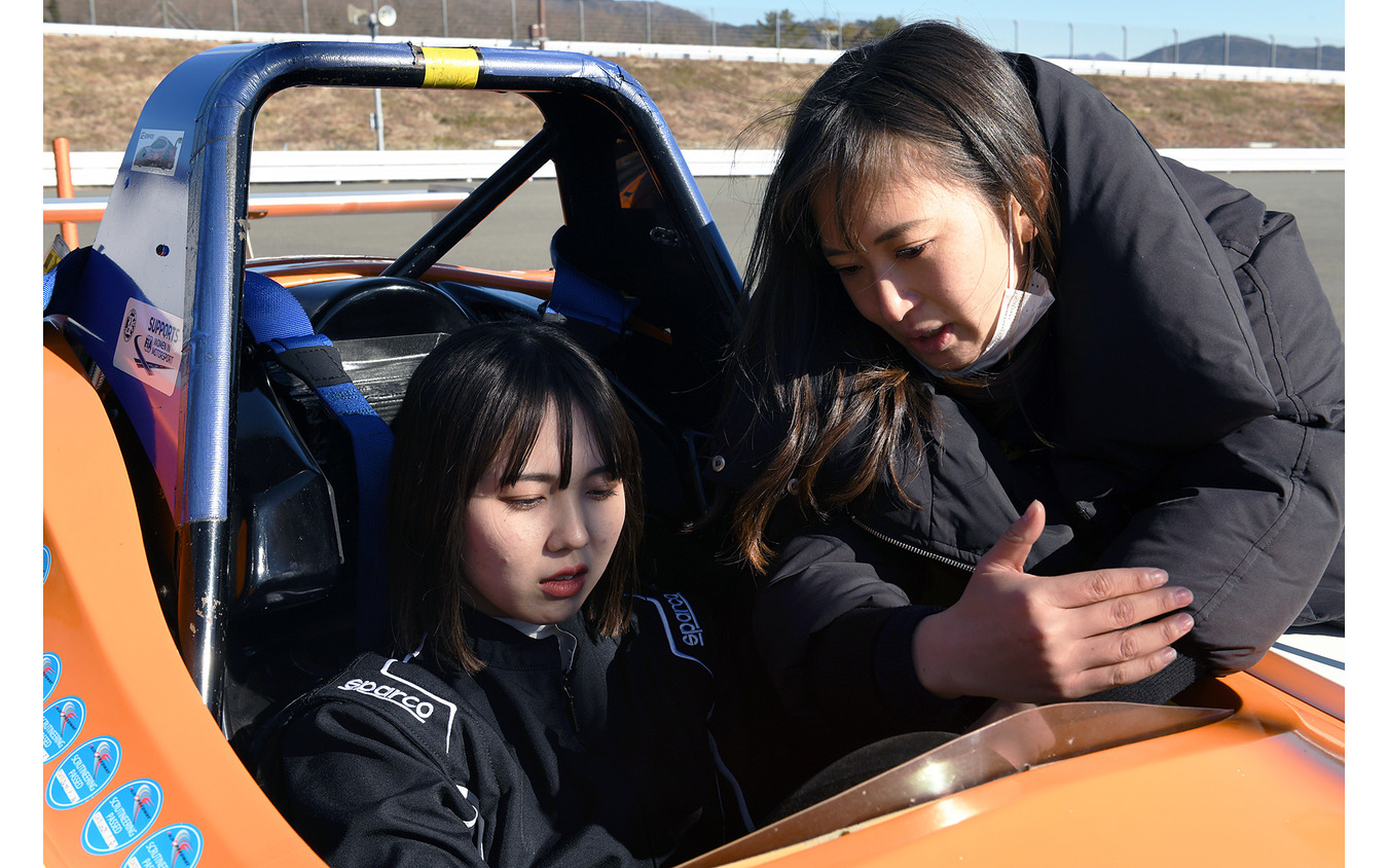 猪爪杏奈さん(右)に学ぶ編集部員イオナ(左)