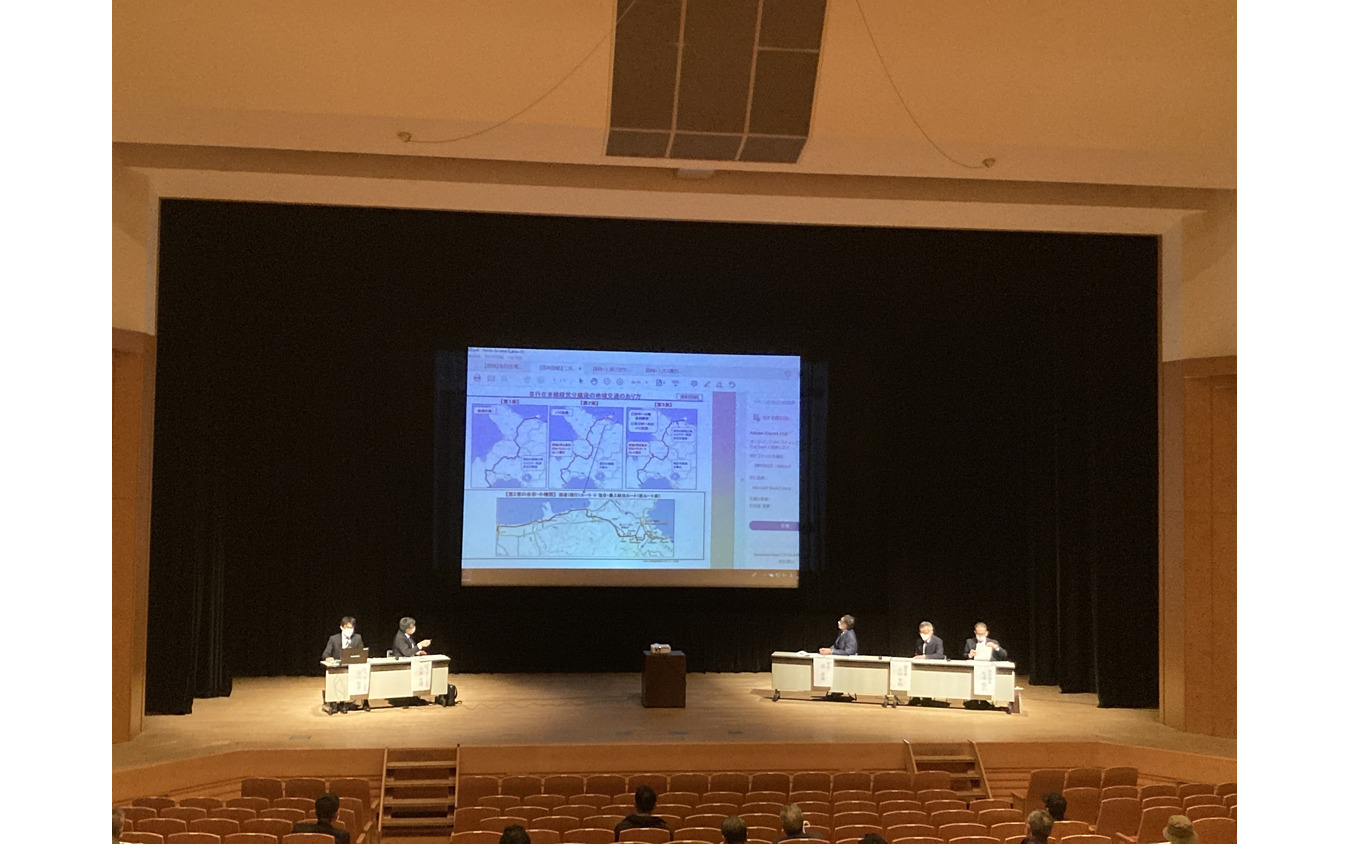 2021年11月19日に小樽市で開かれた並行在来線住民説明会の様子。BRT(バス高速輸送システム)での存続や施設の無償譲渡の可能性などを含む活発な質問や意見が交わされた。余市~小樽間については、小樽市側の維持区間が長くなるだけに、鉄道での存続は厳しい財政事情との絡みで負担割合が大きな焦点となりそうだ。
