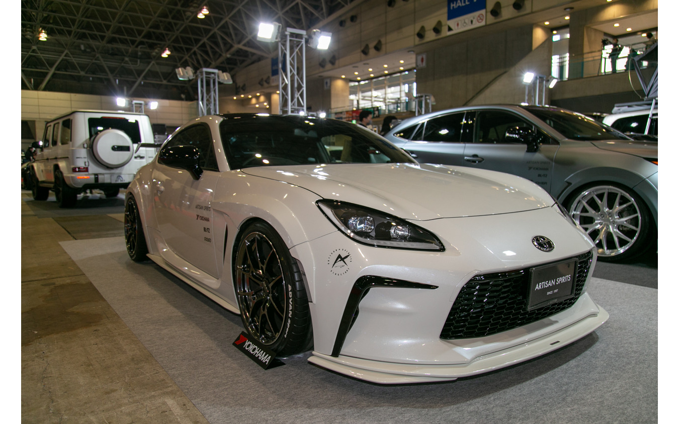 ARTISAN SPIRITS:GR 86のエアロパーツやハリアー、レクサスカスタムカーを展示…東京オートサロン2022