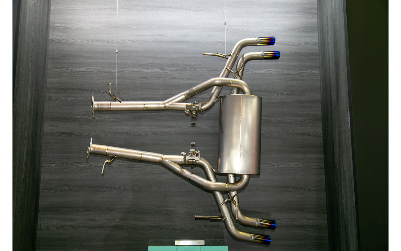 ARTISAN SPIRITS:GR 86のエアロパーツやハリアー、レクサスカスタムカーを展示…東京オートサロン2022