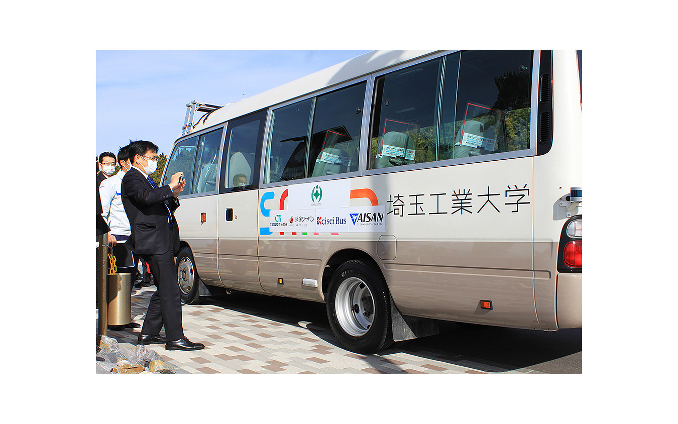 自動運転バス 実証実験に試乗する千葉市 神谷俊一市長