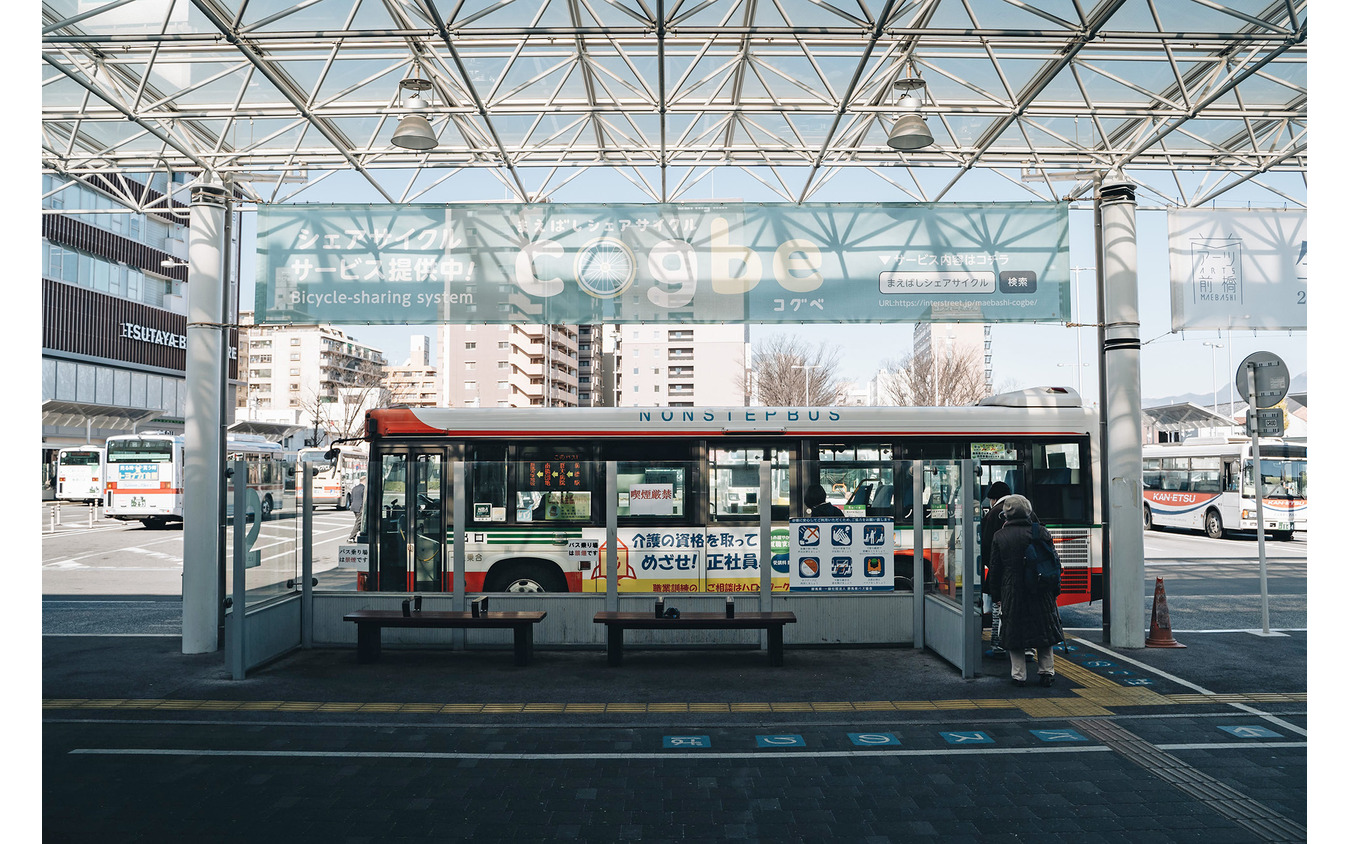 シェアサイクル「cogbe」の横断幕が掲げられた前橋駅前ロータリー