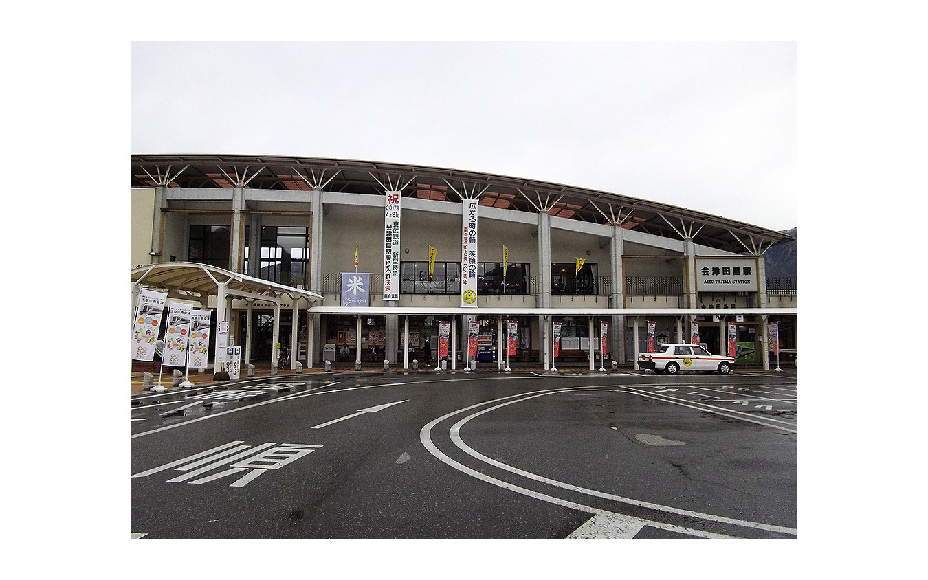 会津鉄道会津田島駅。2021年11月にはDE10 1099とC11 325が展示された。