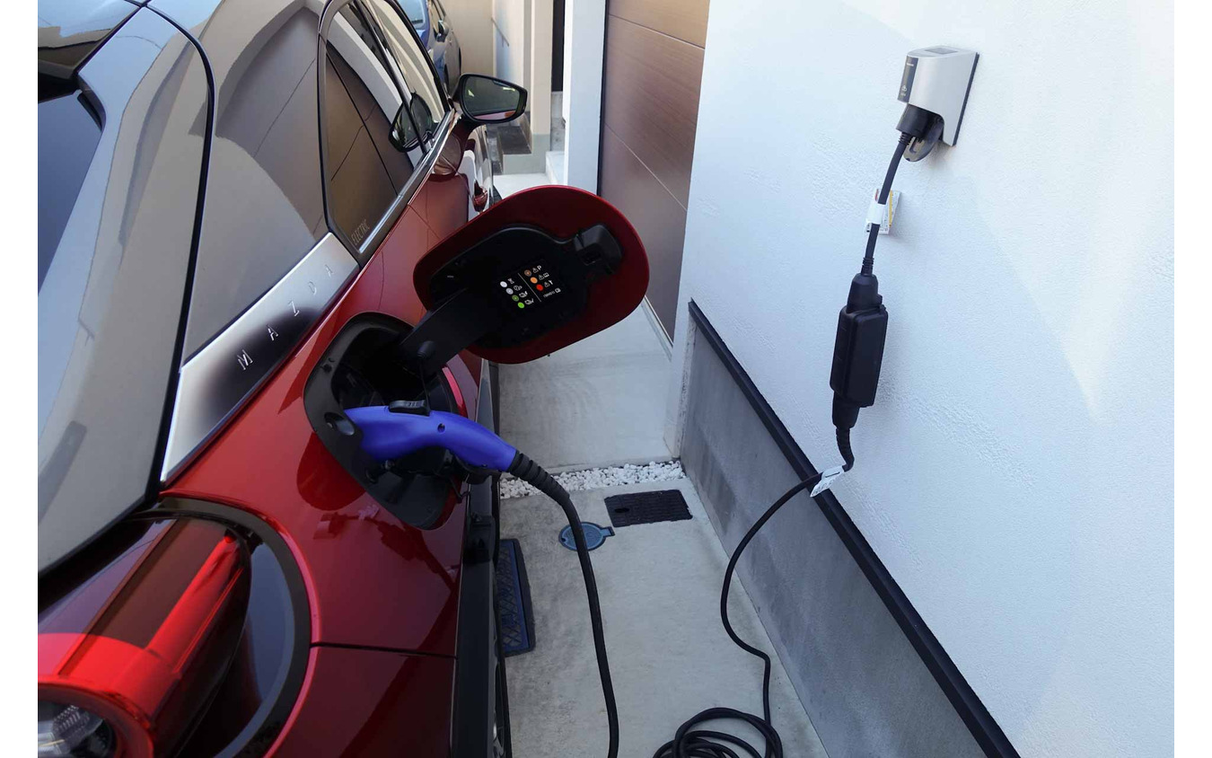 充電するマツダ MX-30 EV