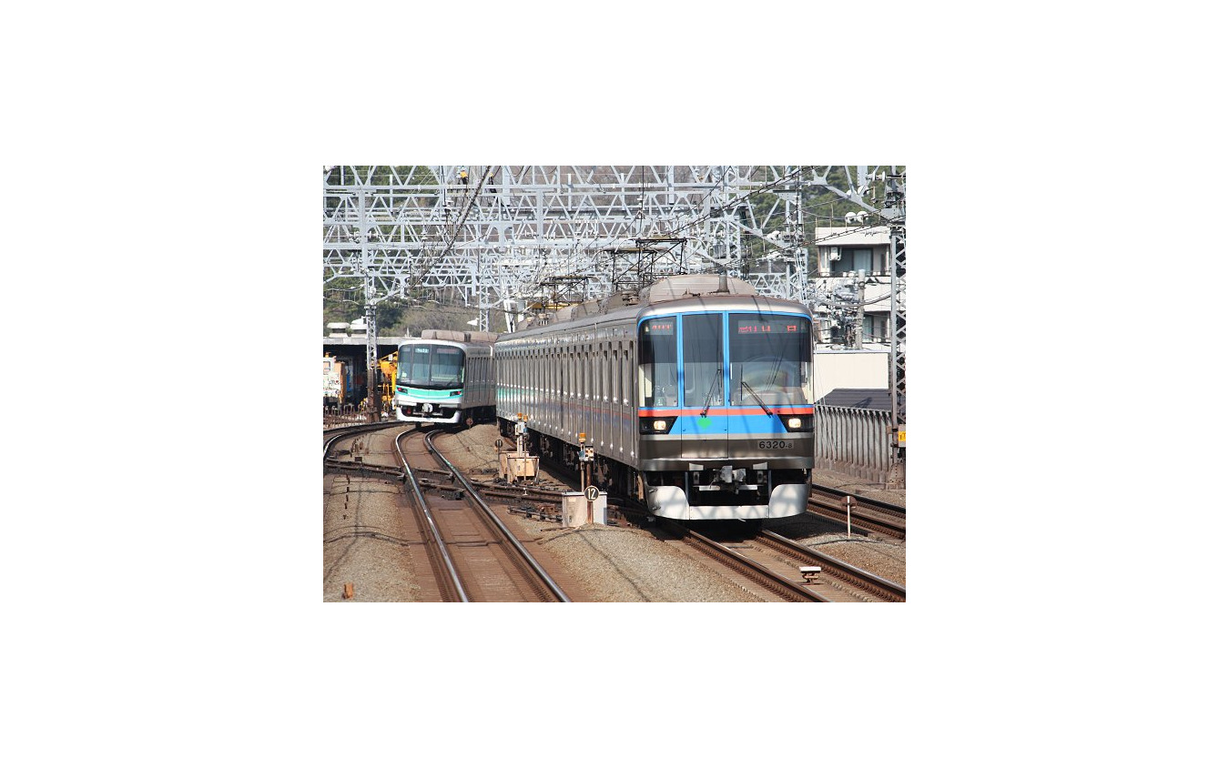 東急目黒線を走る都営地下鉄三田線6300形（右）。最新車でも車齢が20年以上経過しており、6500形に順次置き換えられる計画。