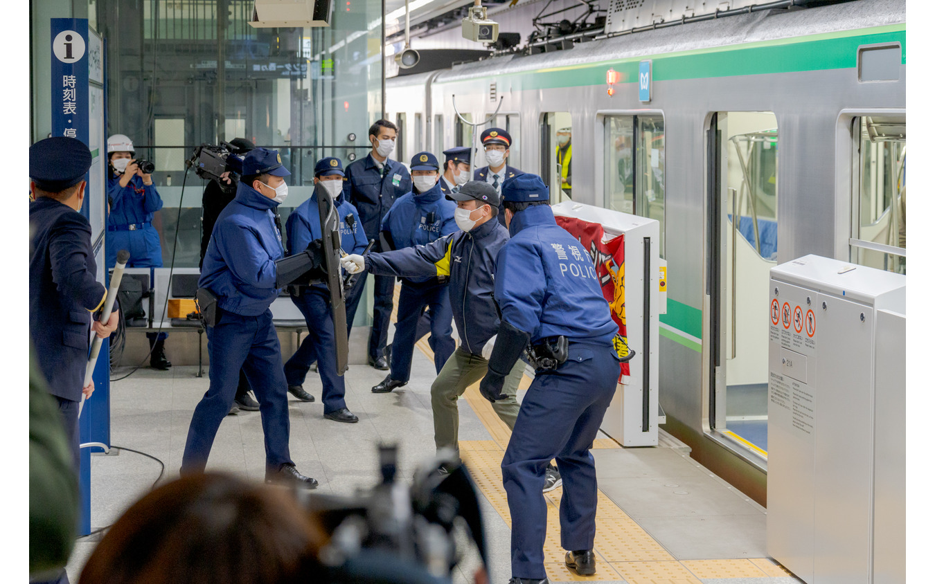 2021年12月に東京メトロで行なわれたホームドアを使用した異常時想定訓練。京王では2月に京王線飛田給（とびたきゅう）駅（東京都調布市）で同様の訓練を実施する予定。