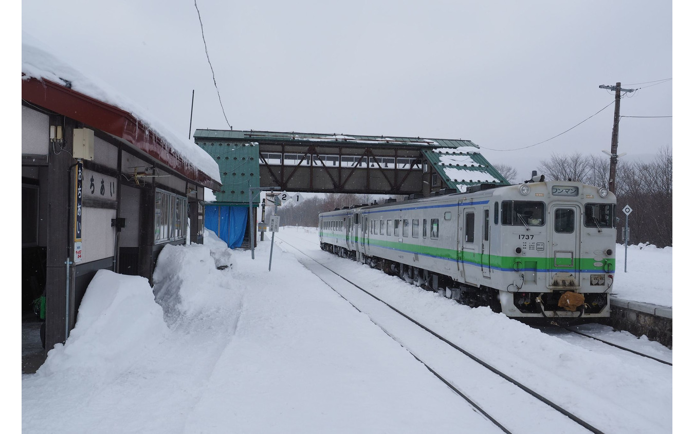 日本最長の普通列車が運転されていた根室本線富良野~新得間。東鹿越~新得間の台風被害から立ち直ることなく廃止へ向かうことに。2015年3月7日、根室本線落合駅。