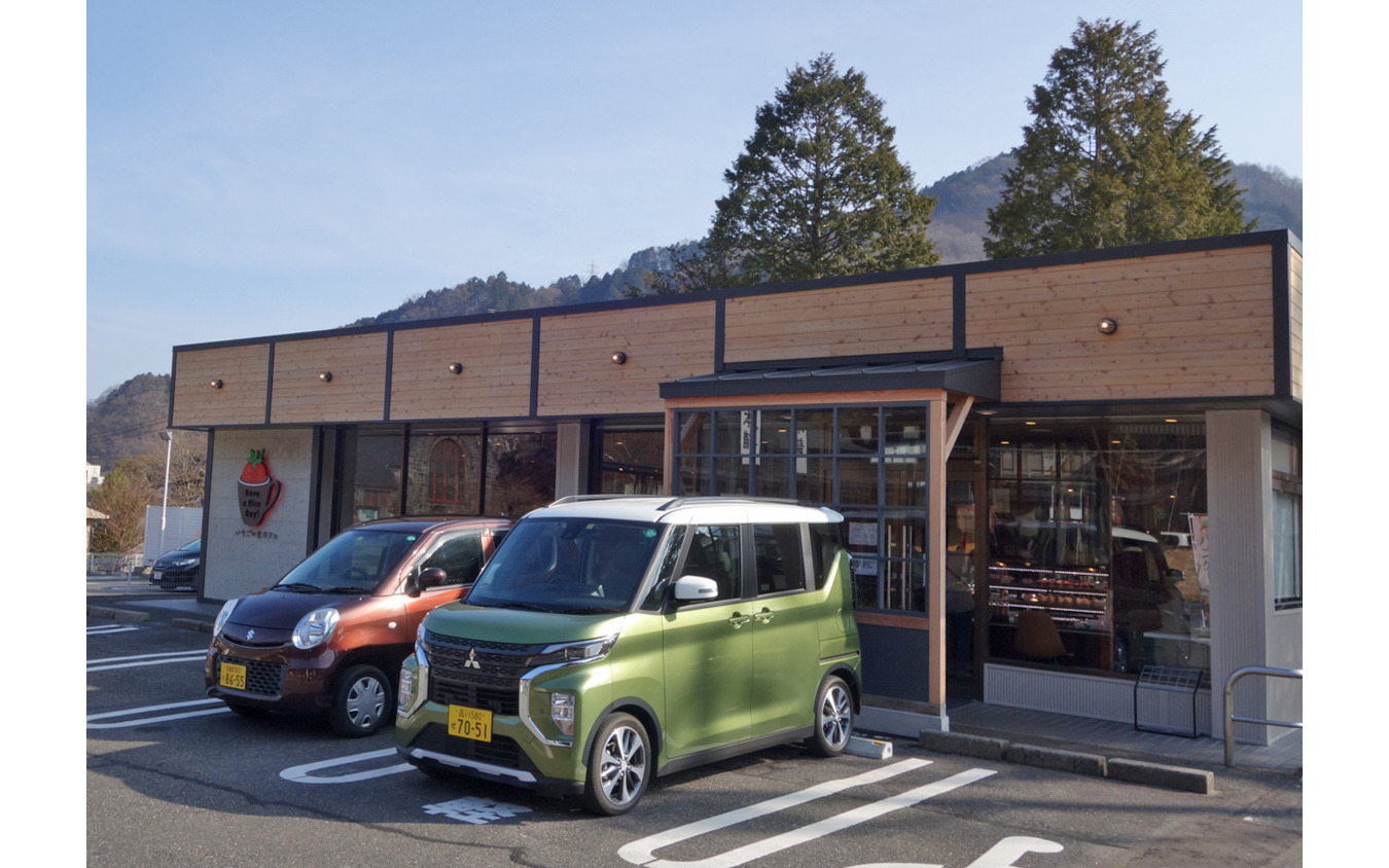 日光・金谷ホテル近くで「いちごの里カフェ」という喫茶店を見かけたので寄り道。